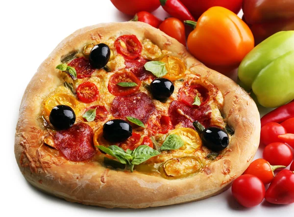 Hjärtformade pizza och färska grönsaker närbild — Stockfoto