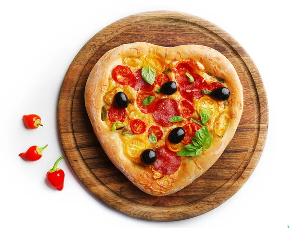Herzförmige Pizza auf Schneidebrett isoliert auf weiß — Stockfoto