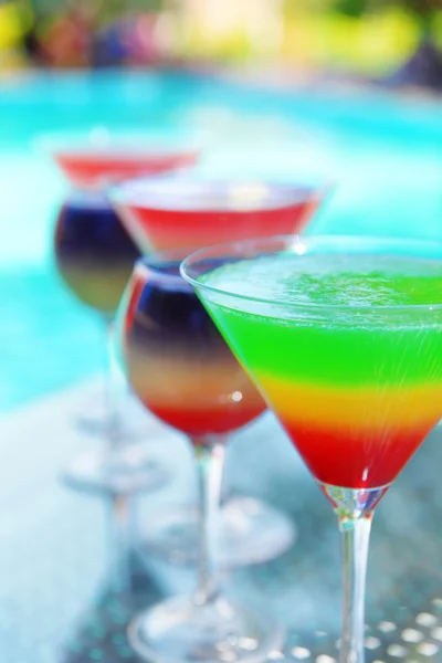 Cocktails on swimming pool background — Stock Photo, Image