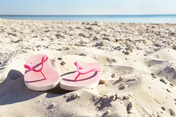 Flip flops on beach — Stok fotoğraf