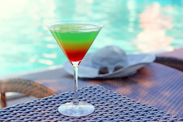 Cocktail no fundo da piscina — Fotografia de Stock