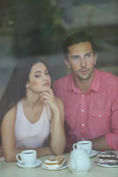 Pareja joven bebiendo té — Foto de Stock