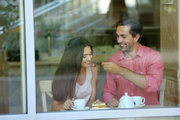 Giovane coppia in caffè — Foto Stock