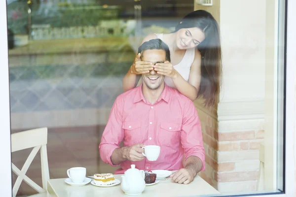 Mädchen hat Überraschung für ihren Freund — Stockfoto