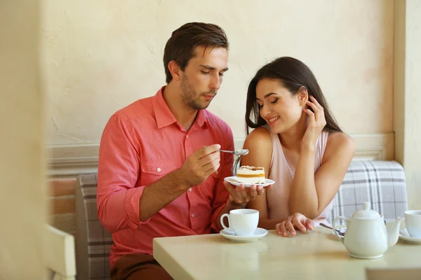 咖啡馆里的年轻夫妇 — 图库照片