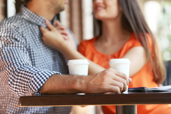 Νεαρό ζευγάρι πίνει καφέ — Φωτογραφία Αρχείου