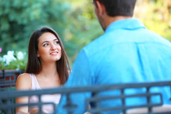 Mujer joven y hombre en la calle cafetería — Foto de Stock