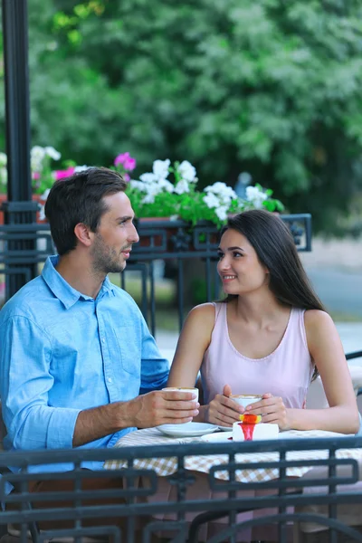 Junges Paar in Straßencafé — Stockfoto