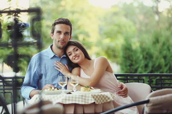 Jeune couple dans un café de rue — Photo