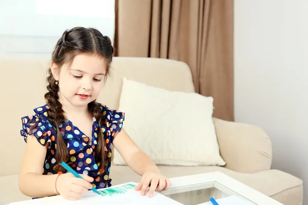 Menina bonito desenho imagem em casa interior fundo — Fotografia de Stock