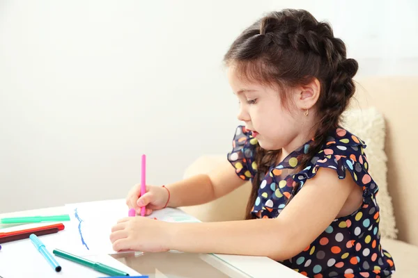 Menina bonito desenho imagem em casa interior fundo — Fotografia de Stock