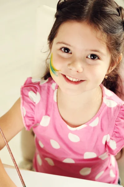 Niedliches kleines Mädchen Malerei Bild zu Hause Innenraum Hintergrund — Stockfoto