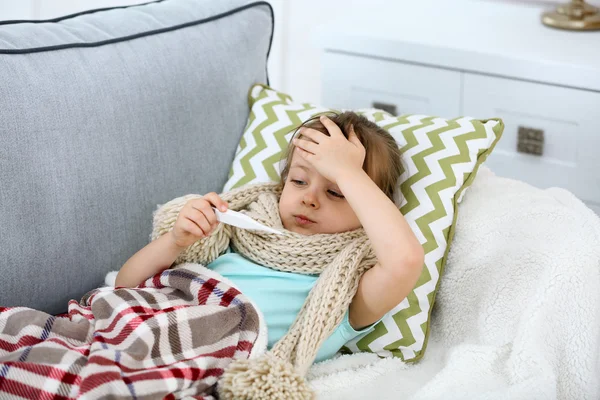 Beteg lány hideg ül a kanapén — Stock Fotó