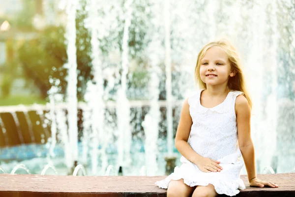 噴水の背景に幸せな女の子 — ストック写真