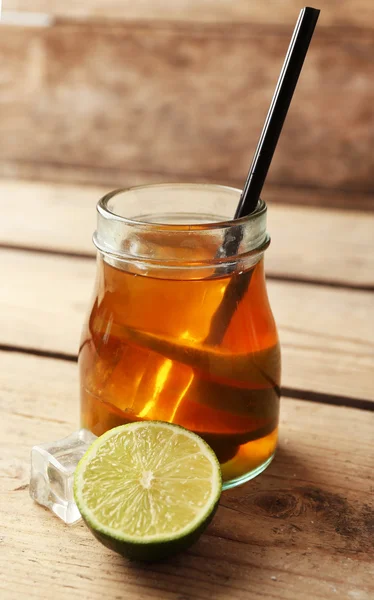 Tè freddo con limone su sfondo di legno — Foto Stock