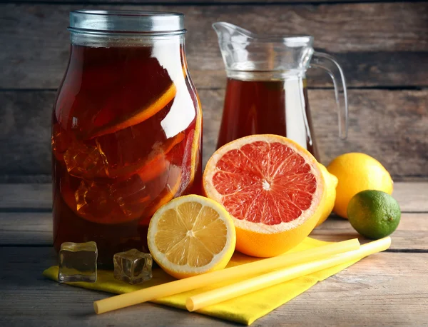 Iced tea with lemon and grapefruit on wooden background — Stock Photo, Image