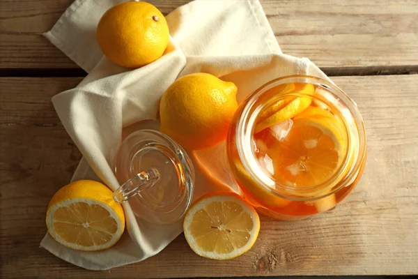 Ledový čaj s citronem na dřevěné pozadí — Stock fotografie
