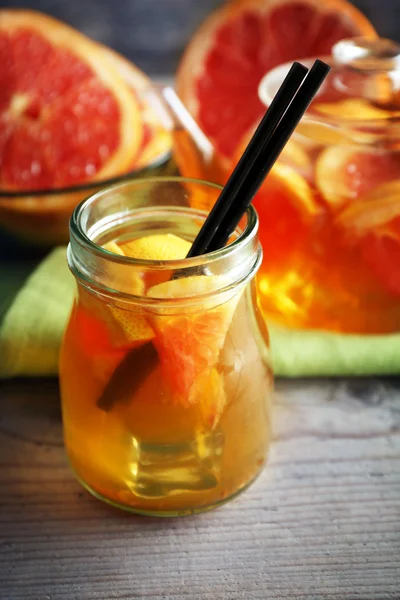 Té helado con limón y pomelo sobre fondo de madera —  Fotos de Stock