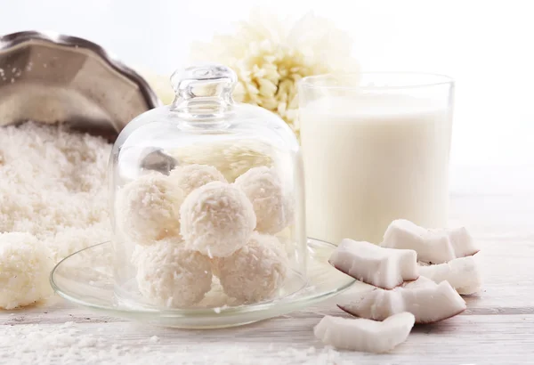 Homemade Candies in coconut flakes and fresh coconut on light background — Stock Photo, Image