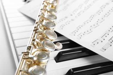 Flüt ve piyano müzik levha ile