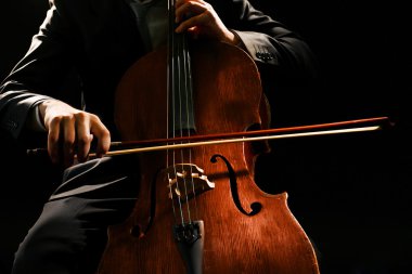 Üzerinde Çello çalan adam