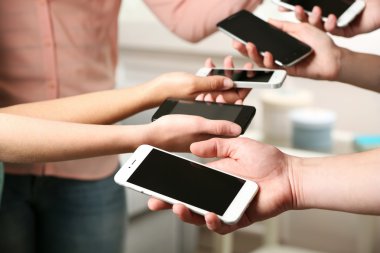 daha fazla el cep telefonları holding