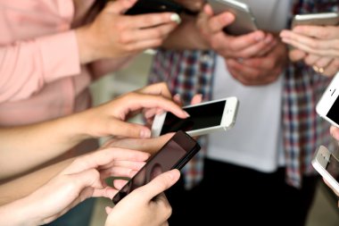 daha fazla el cep telefonları holding