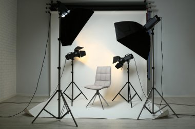 Işık ekipmanlı fotoğraf stüdyosu