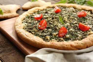 Ispanak ve domates kiraz ile açık pasta