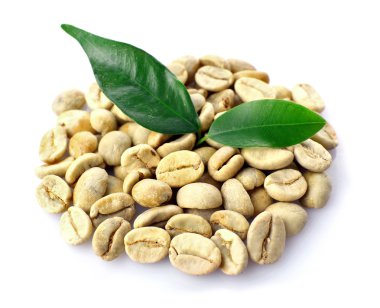 Yeşil kahve çekirdekleri ile yaprak yığını