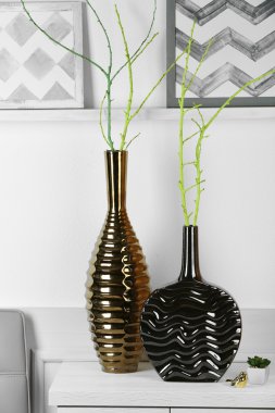 Komodin üzerinde modern vazolar