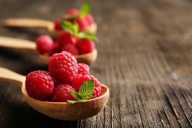 Ahşap masa, tatlı kaşığı taze kırmızı ahududu