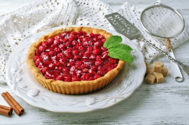 Ahududu, ahşap arka plan üzerinde ile tart