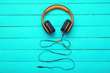 Kulaklıklar ahşap arka planda