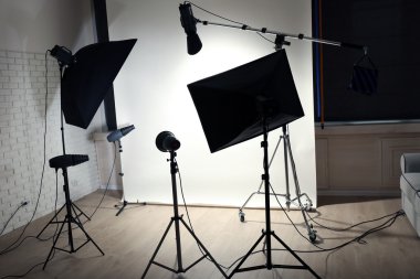 Işık ekipmanlı boş fotoğraf stüdyosu