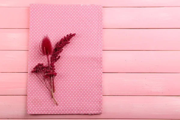 Schöne trockene Blumen auf Serviette — Stockfoto