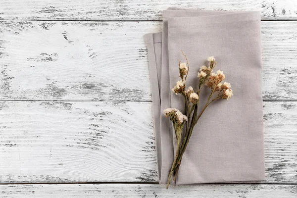 Hermosas flores secas en servilleta —  Fotos de Stock