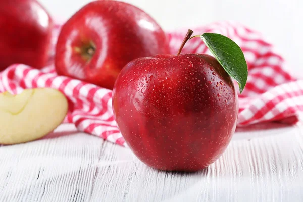 成熟的红苹果放在桌上 — 图库照片