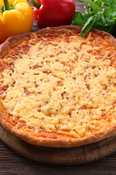Pizza de queijo com legumes — Fotografia de Stock