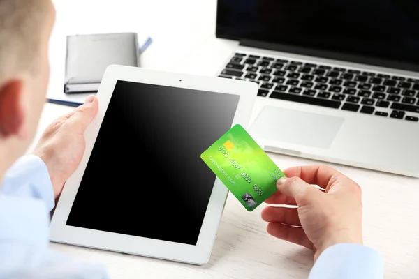 Hombre con tarjeta de crédito y tableta — Foto de Stock