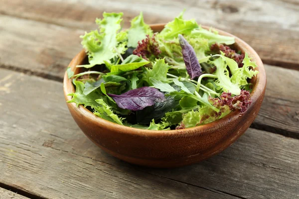 Salada verde mista fresca em tigela — Fotografia de Stock