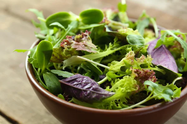 Fresh mixed green salad in bowl — Stock Photo, Image