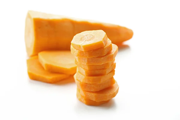 Gesneden wortel geïsoleerd op wit — Stockfoto