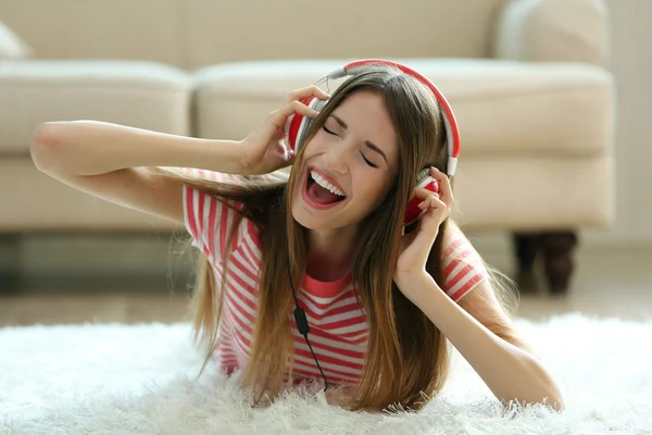 Vrouw die muziek luistert in een hoofdtelefoon — Stockfoto