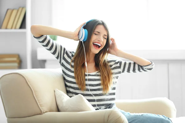 Mulher ouvindo música em fones de ouvido — Fotografia de Stock