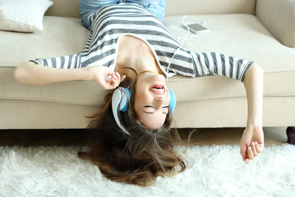 Vrouw die muziek luistert in een hoofdtelefoon — Stockfoto