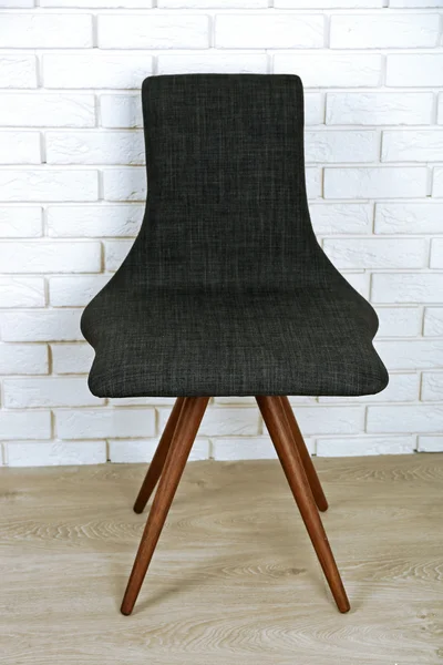 Moderní židle na zeď na pozadí — Stock fotografie