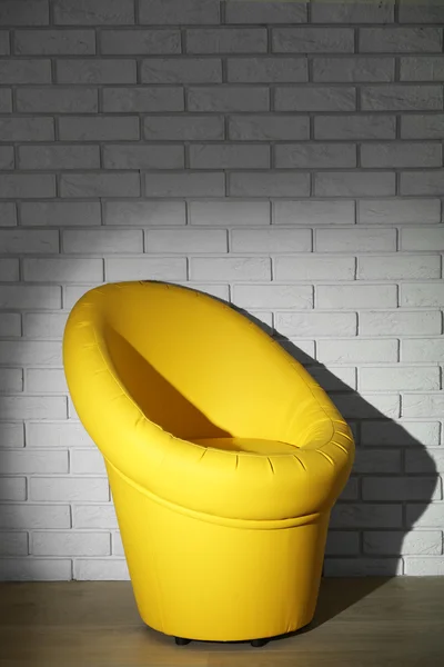 Moderní židle na zeď na pozadí — Stock fotografie