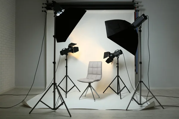 Estúdio fotográfico com equipamento de iluminação — Fotografia de Stock