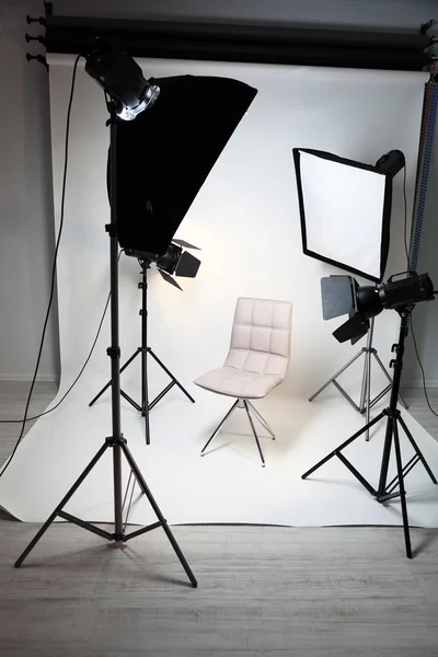 Estúdio fotográfico com equipamento de iluminação — Fotografia de Stock